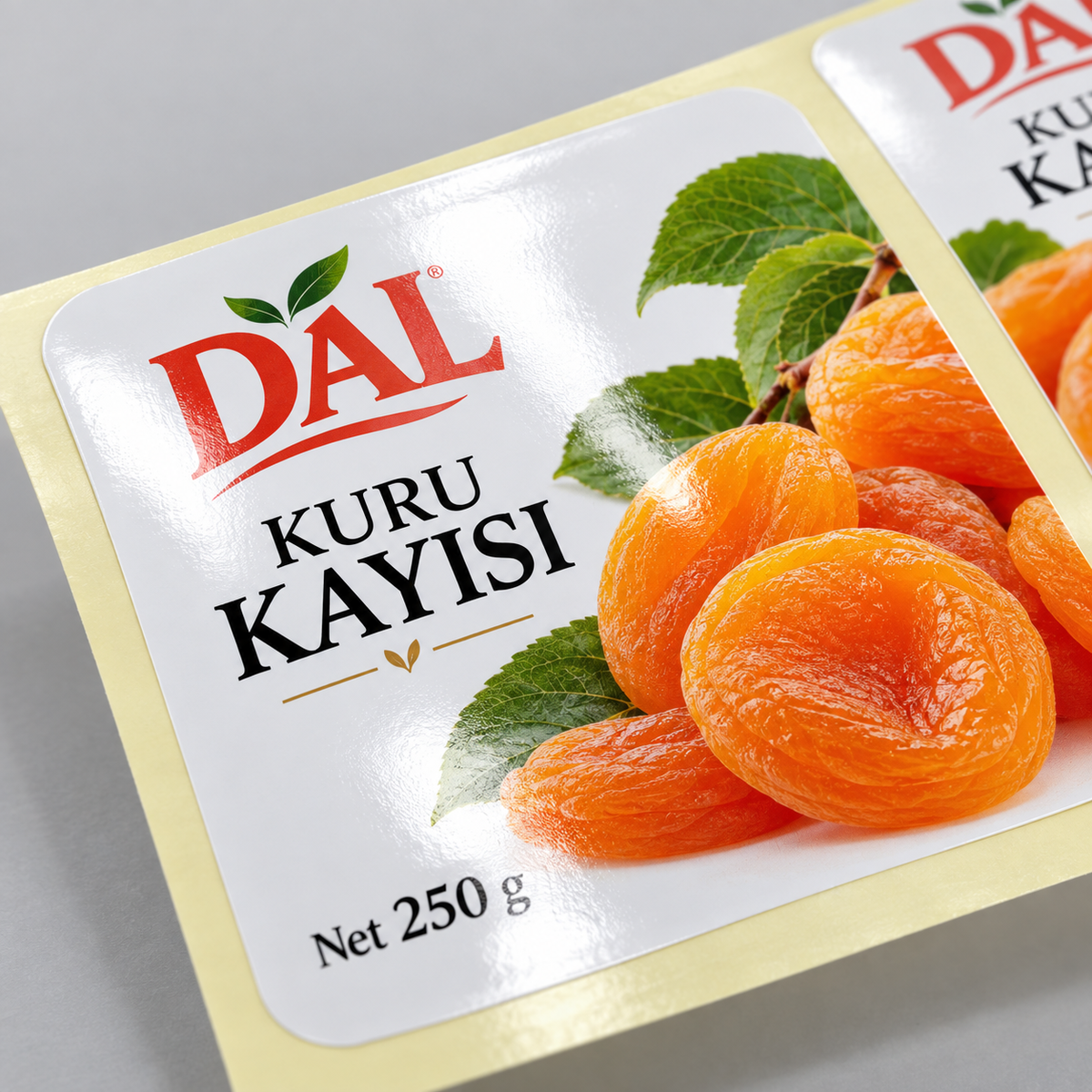 Kromolüks kuşe etiketin canlı renklerini, net yazılarını ve parlak yüzeyini gösteren yakın çekim.