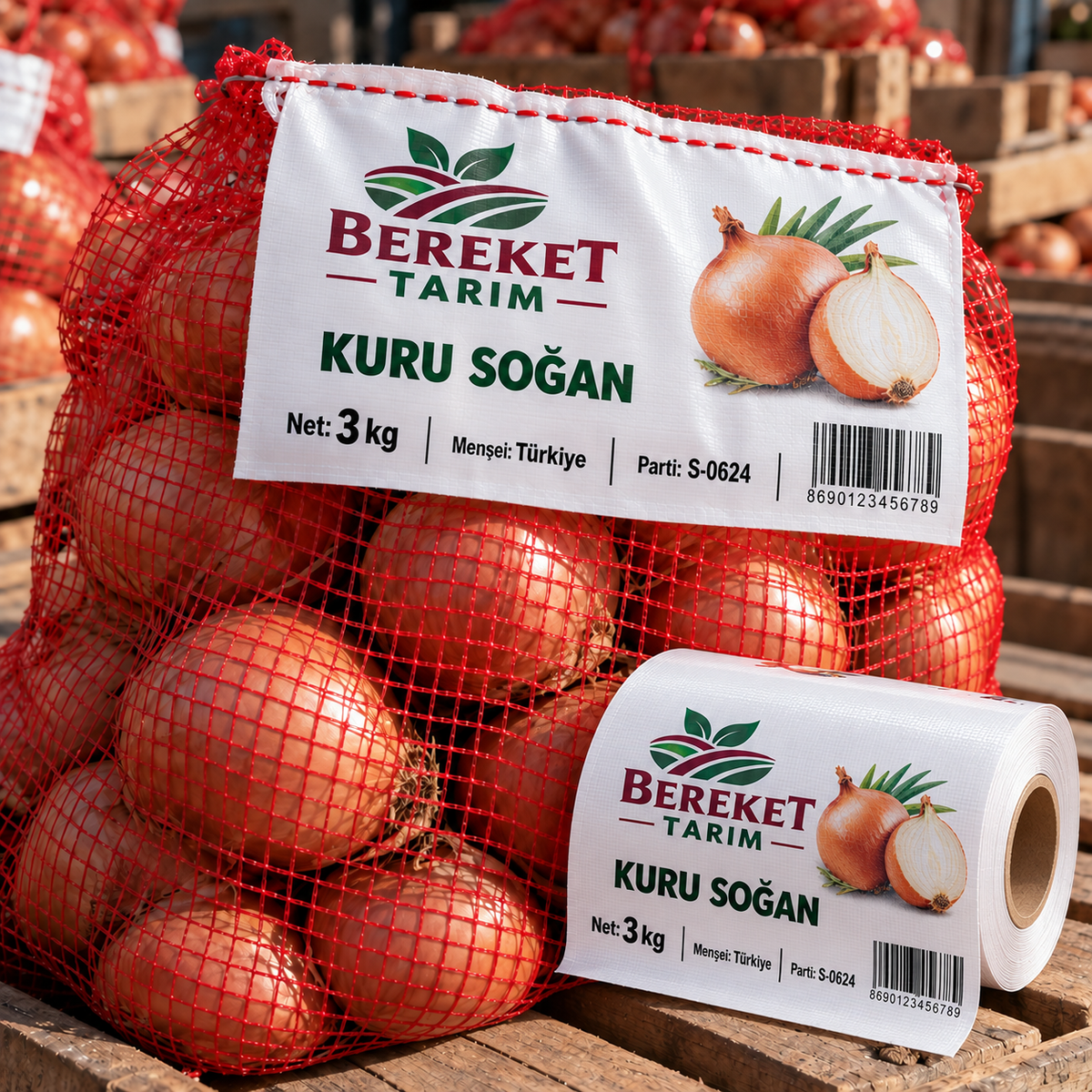 Kırmızı soğan filesine dikilmiş, marka, ürün bilgileri ve barkod içeren rafya etiket ile baskılı rulosu.